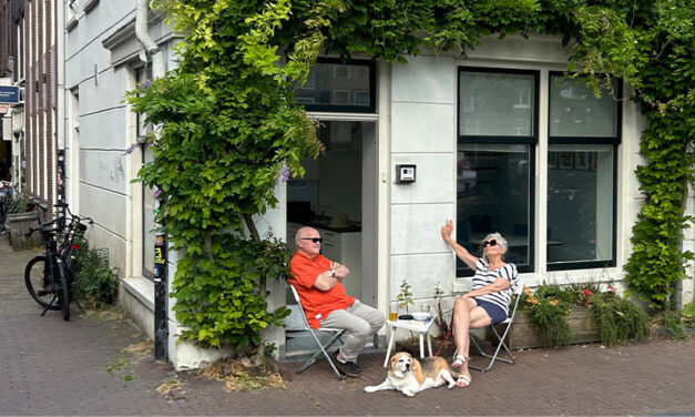 Terrasregels Amsterdam: Mag een tafeltje + stoeltje voor je deur?