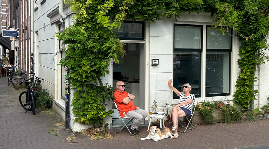 Terrasregels Amsterdam: Mag een tafeltje + stoeltje voor je deur?