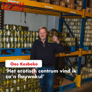 Oos Kesbeke (65) neemt geen blad voor de mond! 🗣️💬 Ontdek waar deze rasechte Amsterdammer het zuur van krijgt. ‘Expats die klagen over het geluid van de Westertoren? Opsodemieteren!’ 

Lees het volledige interview op www.mokummagazine.nl
Of haal een gratis Mokum Magazine bij jou in de buurt.

🖋 @bvl020 
📷 @koenvanassema 

#amsterdam #mokummagine